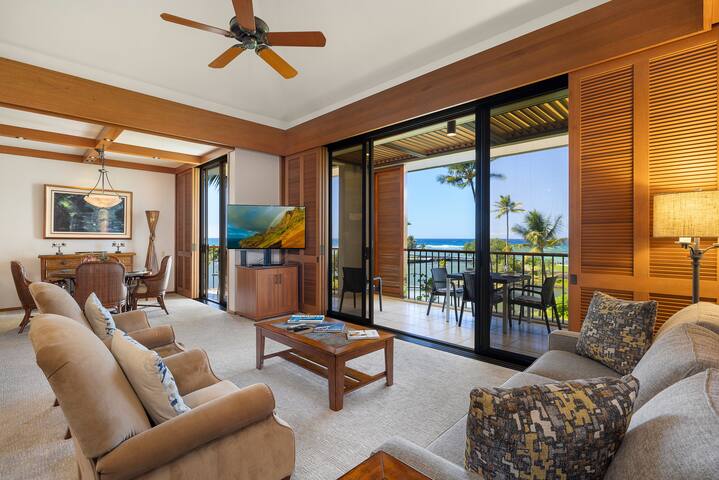 Breathtaking top floor Oceanfront Condo gallery image 2