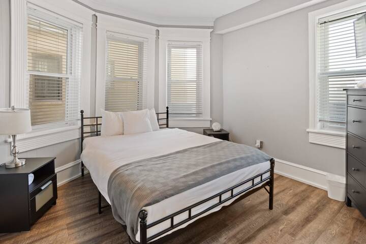 Spálňa č.2 zahŕňa (1) manželskú posteľ