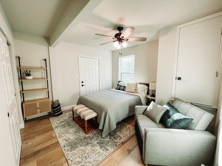 Კიდევ ერთი ფლიგელი ტყუპი საწოლით.  Ეს საძინებელი არის მთავარი სახლის პირველ სართულზე და აქვს აბაზანა-ტუალეტი მთავარ სასადილოში.