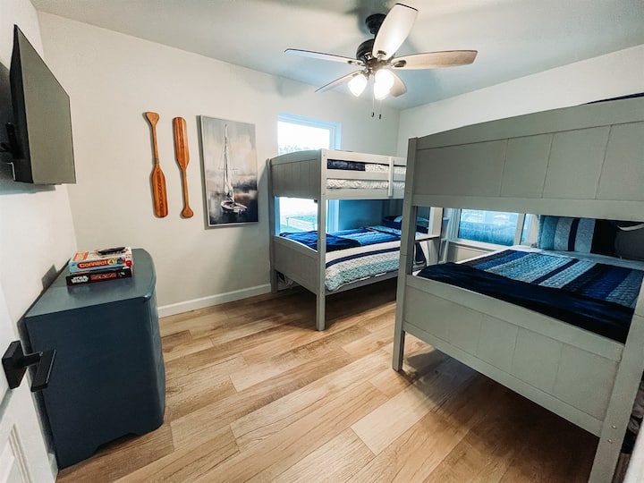 Ძირითადი დონის ორსართულიანი ოთახი ბავშვებისთვის ან ზრდასრულებისთვის.