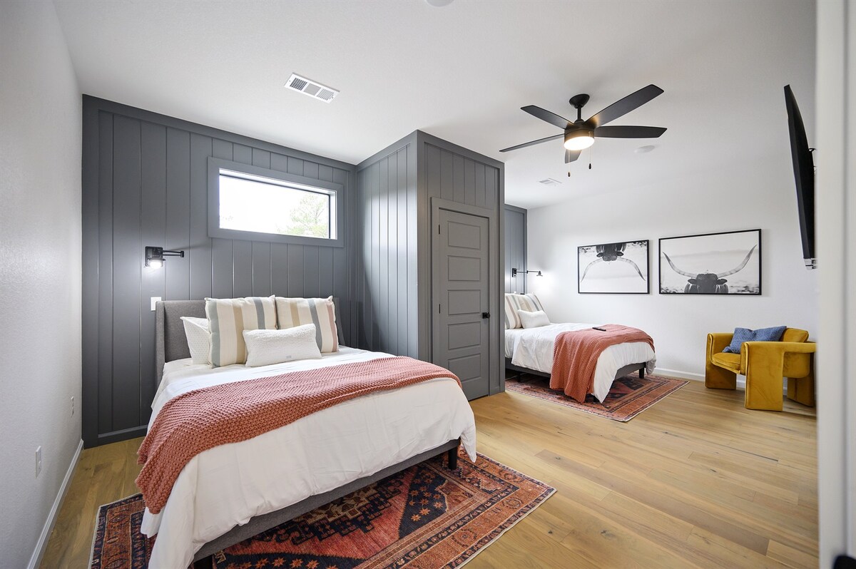 ห้องนอนเตียงควีนไซส์คู่