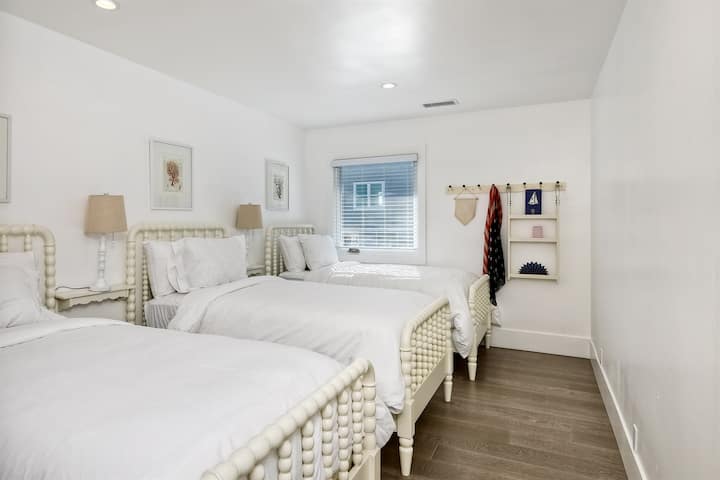 Chumba cha kulala cha tatu kina vitanda vitatu viwili