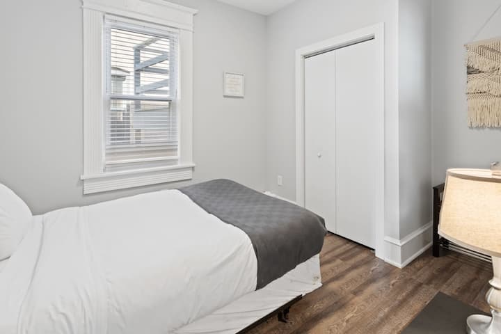 تحتوي غرفة النوم رقم1 على (1) سرير كامل الحجم