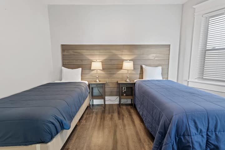 تحتوي غرفة النوم رقم2 على (2) سريرين مزدوجين