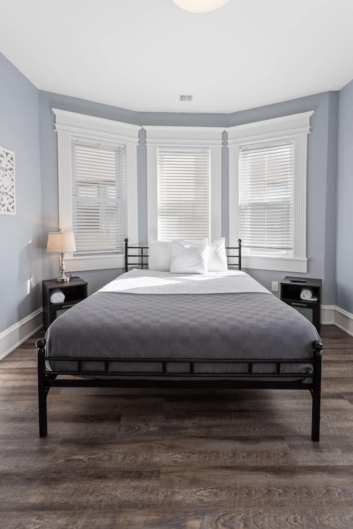 تحتوي غرفة النوم رقم3 على (1) سرير بحجم كوين