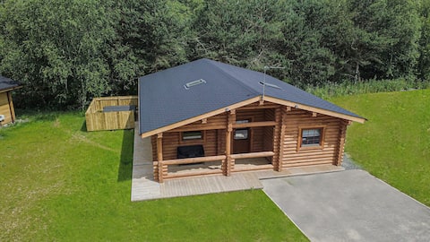 Aspen Lodge - Spacious Lodge - Hot Tub!