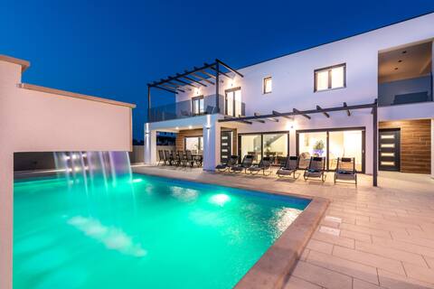 Modern villa with private pool near Pula
