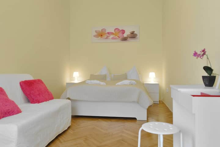 Segundo dormitorio  con cama doble y sofá convertible para dos personas.