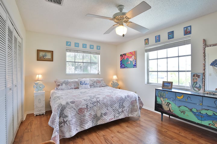 Стая за гости 2 Стая за гости, свързана с фамилна стая и врата, водеща към проверена веранда. Това е голямо двойно легло, направено от две близначки.