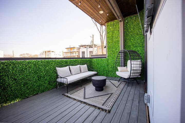 Two Lavish Gulch Homes – Mins to Broadway gallery image 5