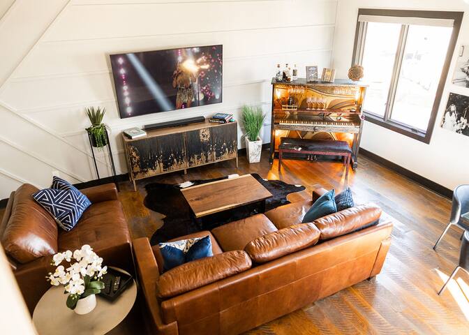 Two Lavish Gulch Homes – Mins to Broadway gallery image 4