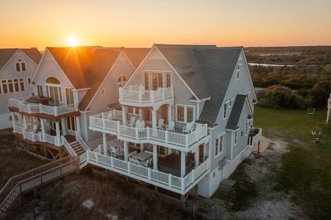 Sandy Feet Retreat~ Sleep 22+Hot tub, Pool, Games!