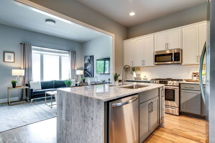 Nashville Getaway • 2 Homes + Rooftop Oasis gallery image 4