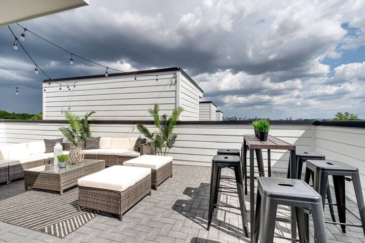 Nashville Getaway • 2 Homes + Rooftop Oasis gallery image 3
