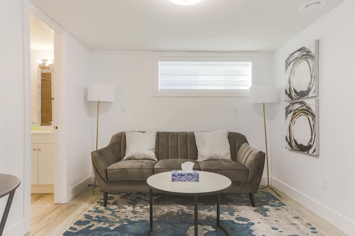 Spacious & Central 4br Charmer | Walk To Cafes - Edmonton