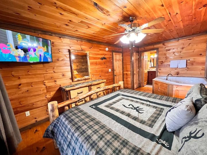 Glavna spavaća soba s bračnim krevetom i jacuzzijem i Roku pametnim televizorom.