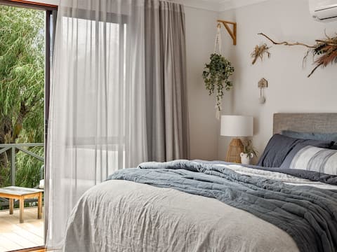 Relaxing Getaway- Preston Beach Escape