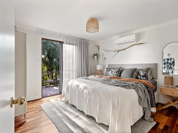 Coastal escape with lake views, walk to beach