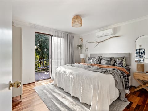 Coastal escape with lake views, walk to beach