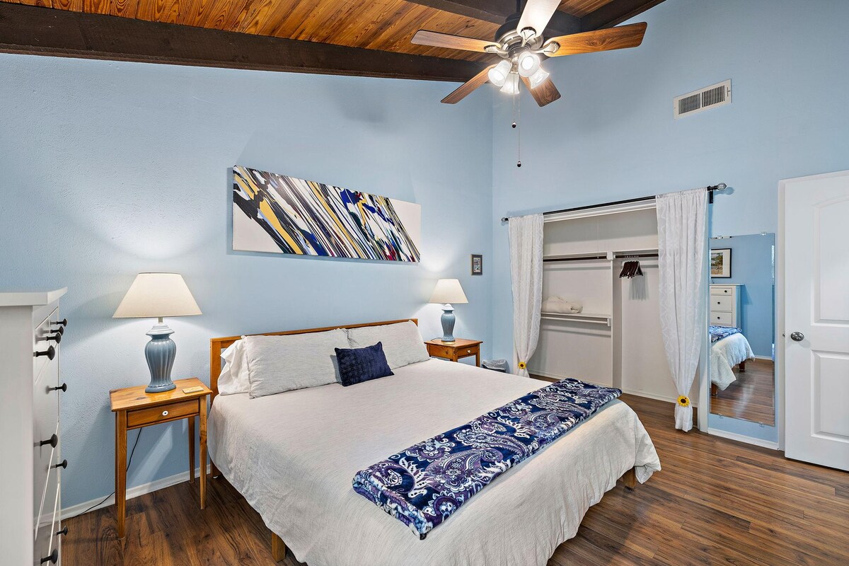 Cliffside: king bed, deck, by park/springs/town!