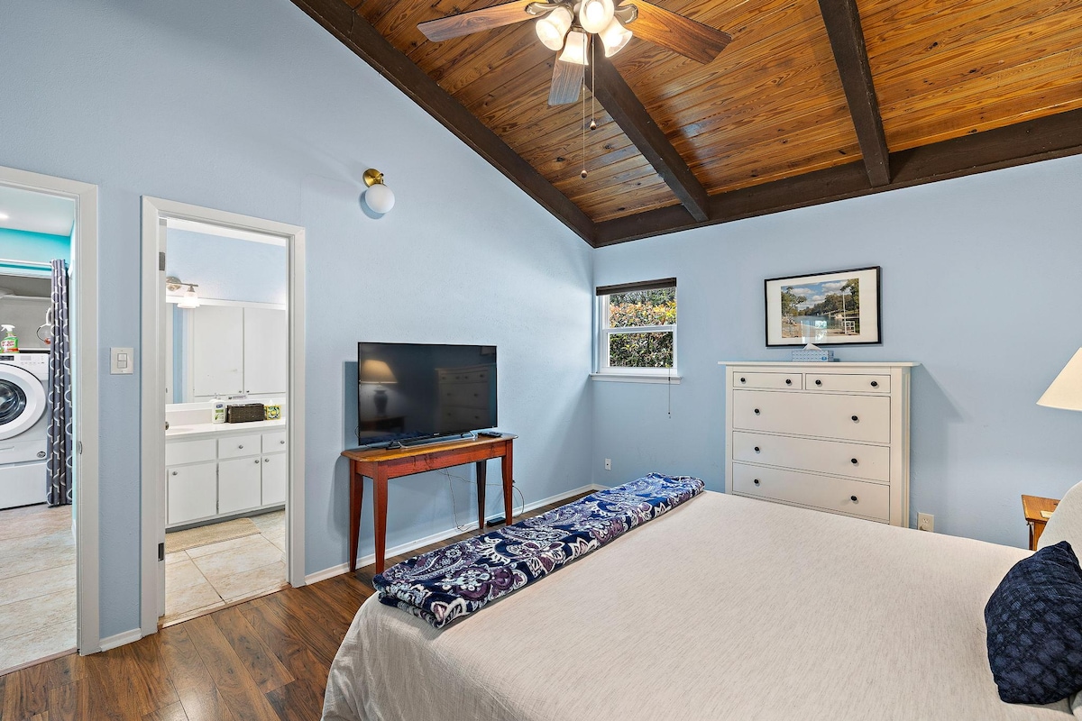 Cliffside: king bed, deck, by park/springs/town!