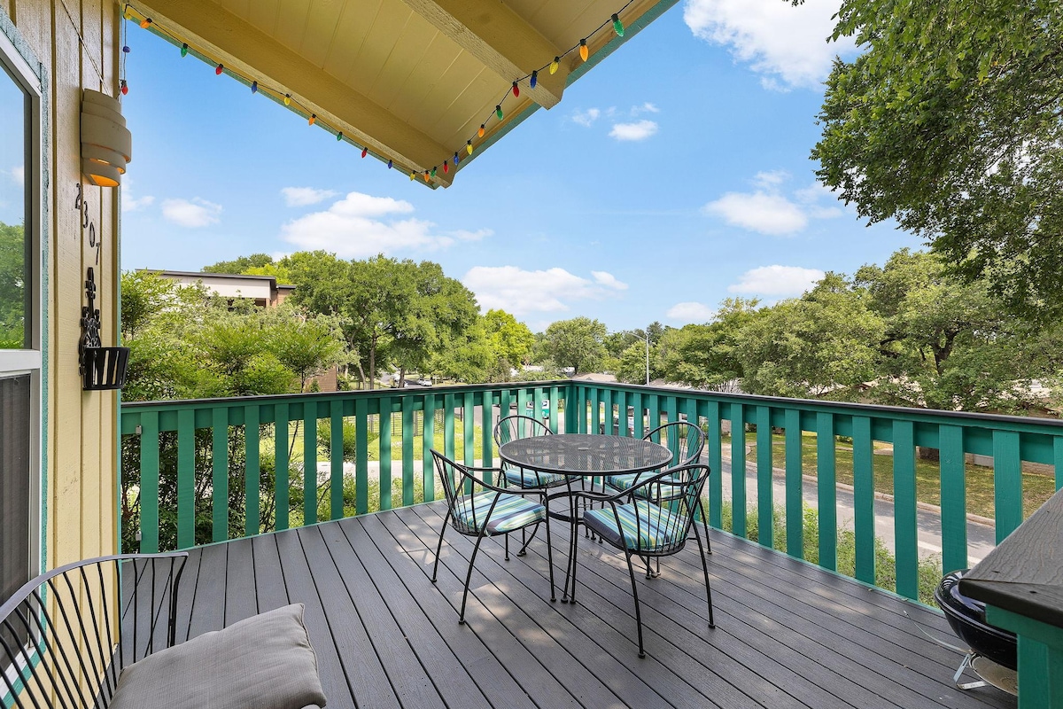 Cliffside: king bed, deck, by park/springs/town!