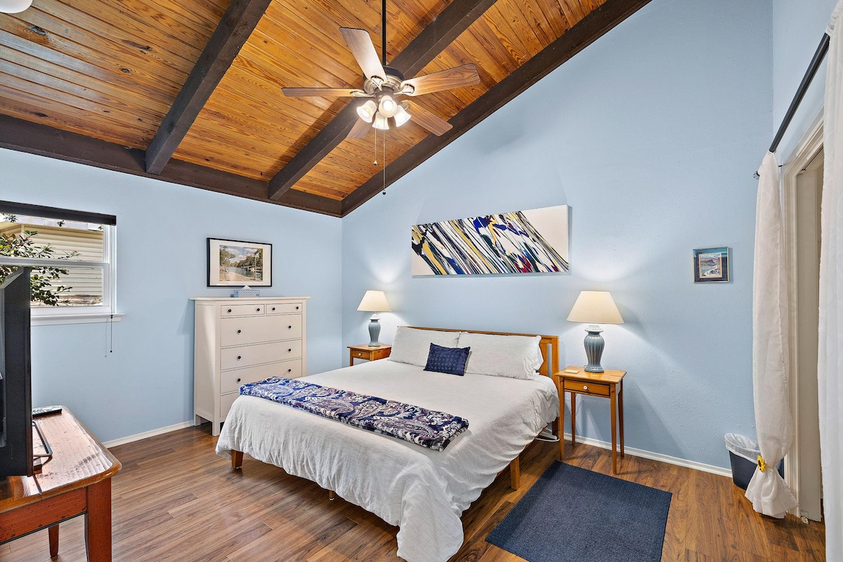 Cliffside: king bed, deck, by park/springs/town!