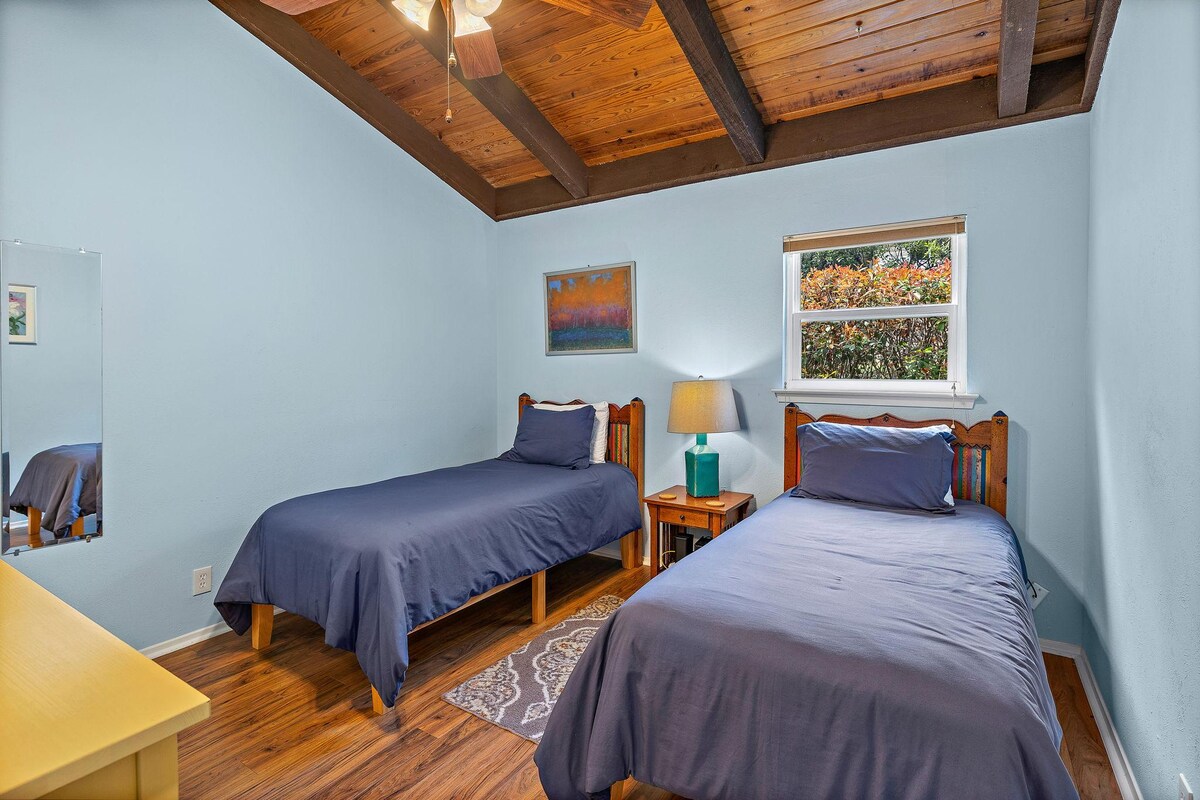 Cliffside: king bed, deck, by park/springs/town!