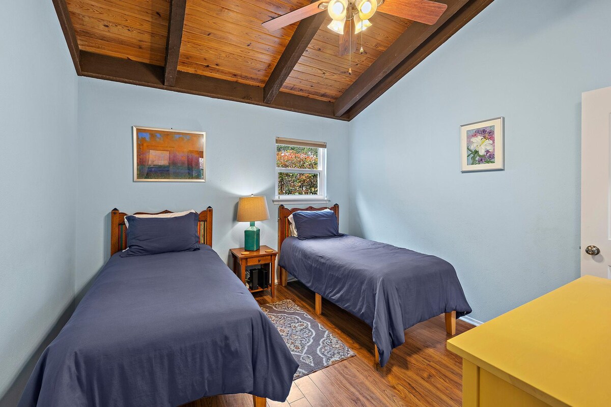 Cliffside: king bed, deck, by park/springs/town!