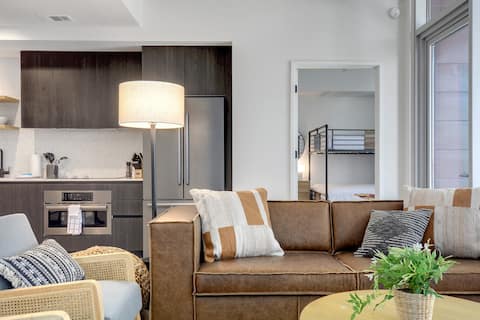 Popular Airbnb listing: Stay in Style | Rooftop Pool | Breathtaking Views in Downtown
