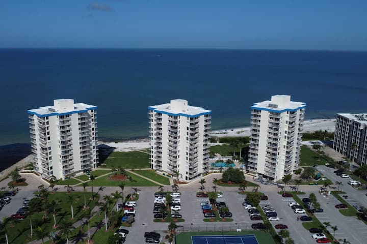 Beach Front, 8th Floor Island View! Pool, Tennis, Pickleball & Over $150 Of Free Daily Activities! - Fort Myers Beach, FL