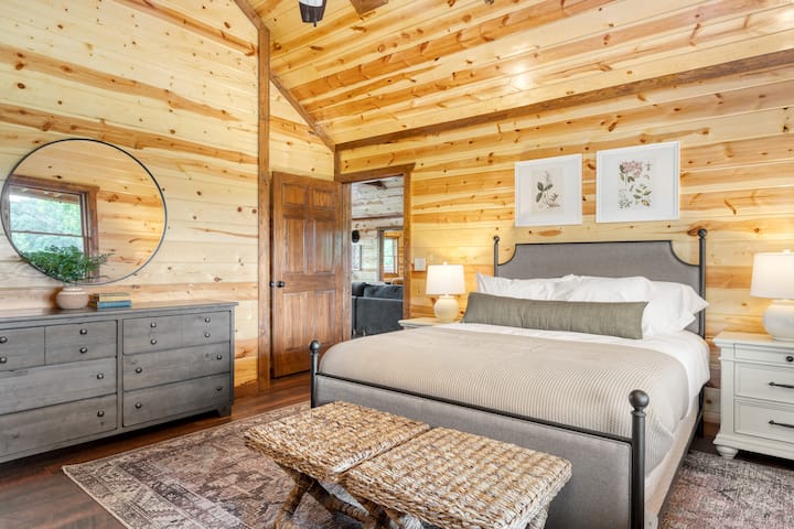 Spavaća soba 6 ima bračni krevet, komodu i ormar.