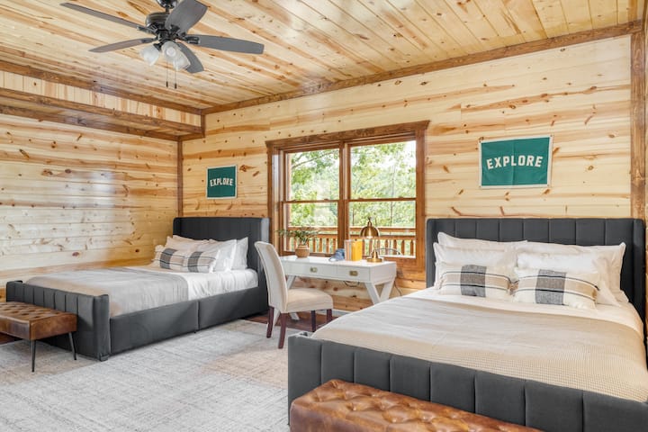 Spavaća soba 3 ima dva bračna kreveta i radni stol.