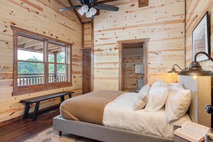 Spavaća soba 7 ima bračni krevet (160x200) i vlastitu kupaonicu.