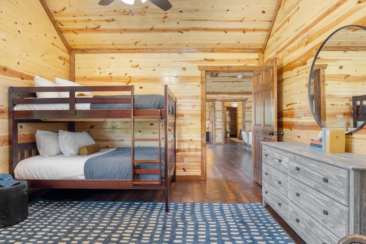 Spavaća soba 4 ima krevet na kat.