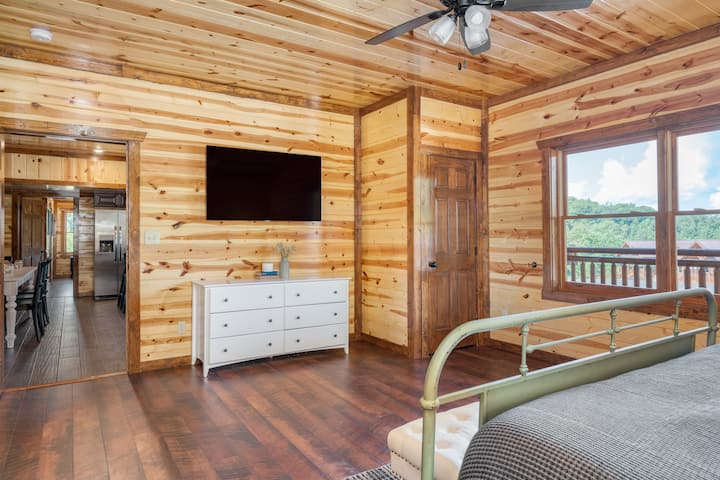 Spavaća soba 10 ima bračni krevet (širine 180 - 200 cm).