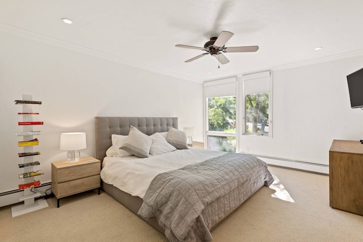 El dormitorio principal cuenta con una cama tamaño king, TV de pantalla plana y baño privado.