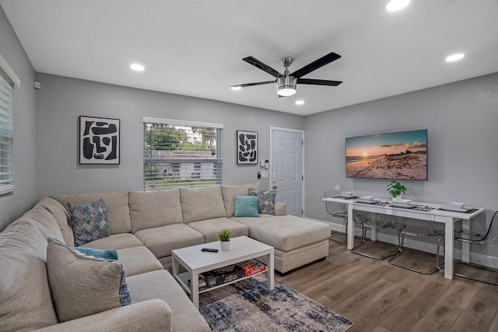 Cozy & Completely Remodeled 2 Bedroom Apartment - Tampa