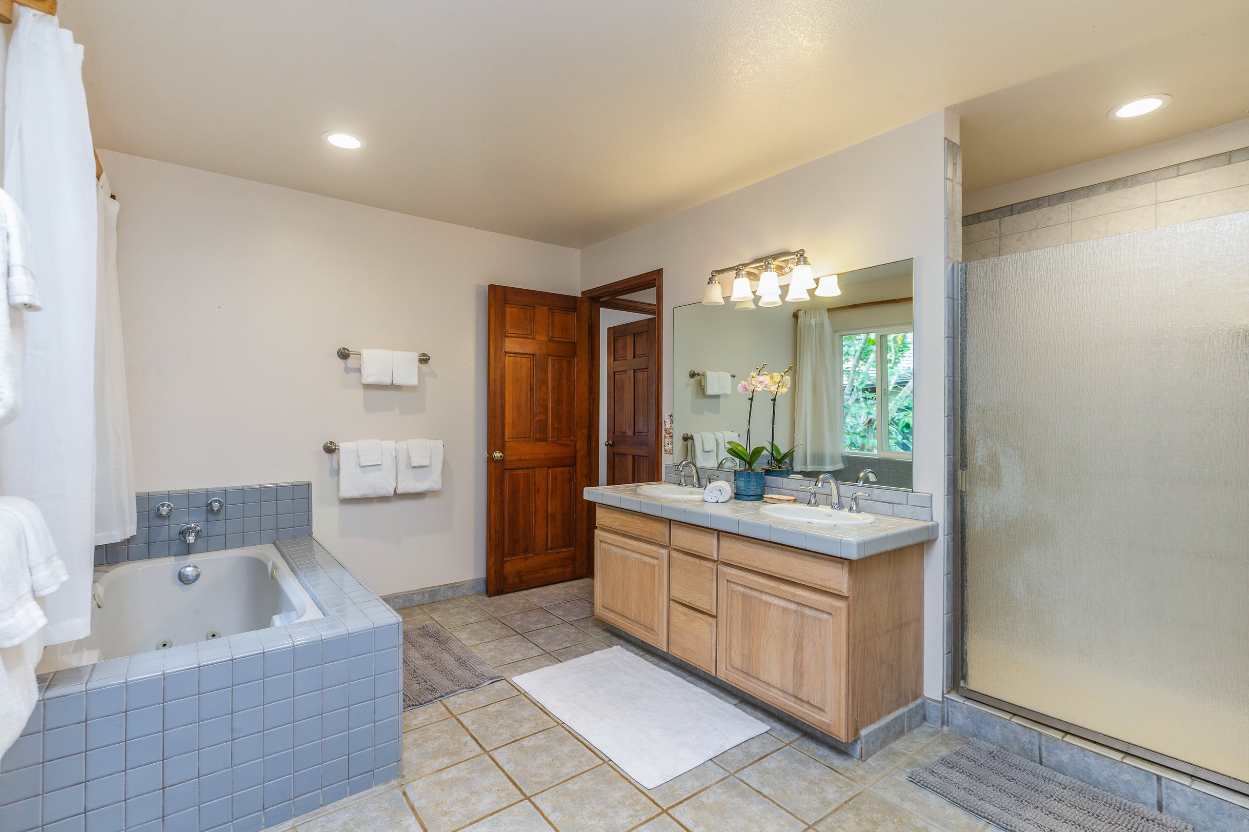 Home in Princeville · ★4.98 · 6 bedrooms · 7 beds · 3 baths - Image 21