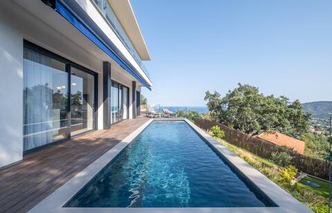 Architect-Designed House Heated Pool and Sea View