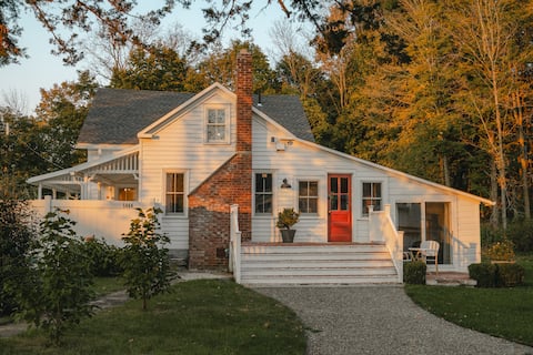 Twin Cedar Pond: Farmhouse w/ Pool House + Hot Tub