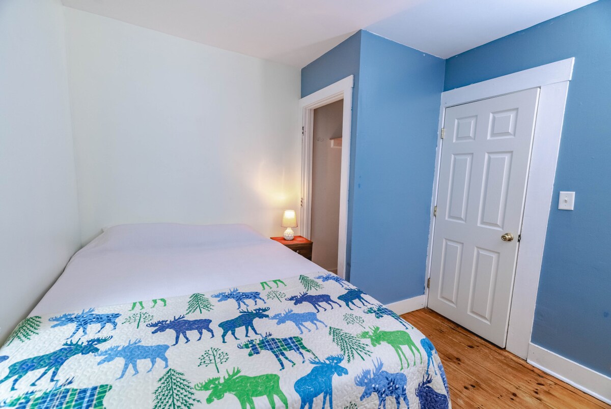 Mund të shohësh komente se krevati është i pjerrët.  Bëra më të mirën për ta minimizuar këtë tani.  Mund të mos vëresh asnjë ndryshim. Në verë dera mund të mos mbyllet mirë. Por gjithsesi do ta duash kondicionerin, kështu që mund ta duash të hapur. 