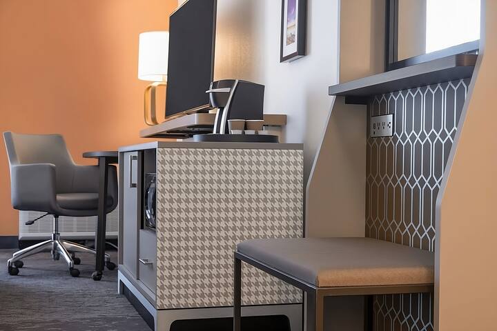 Prime Location! 3 Classy Units, Indoor Pool gallery image 3