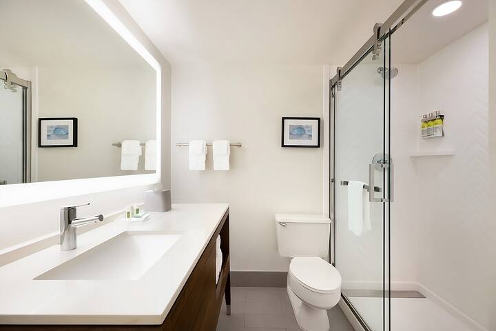 Prime Location! 3 Classy Units, Indoor Pool gallery image 4