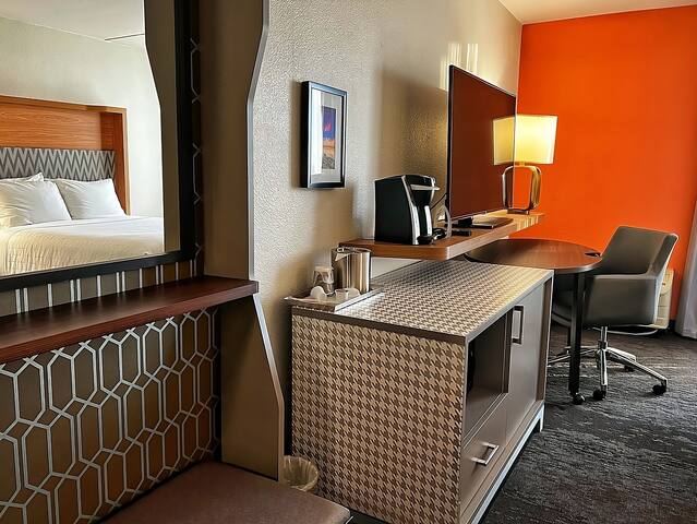 2 Classy Units Near Fort Worth Stockyards! gallery image 3