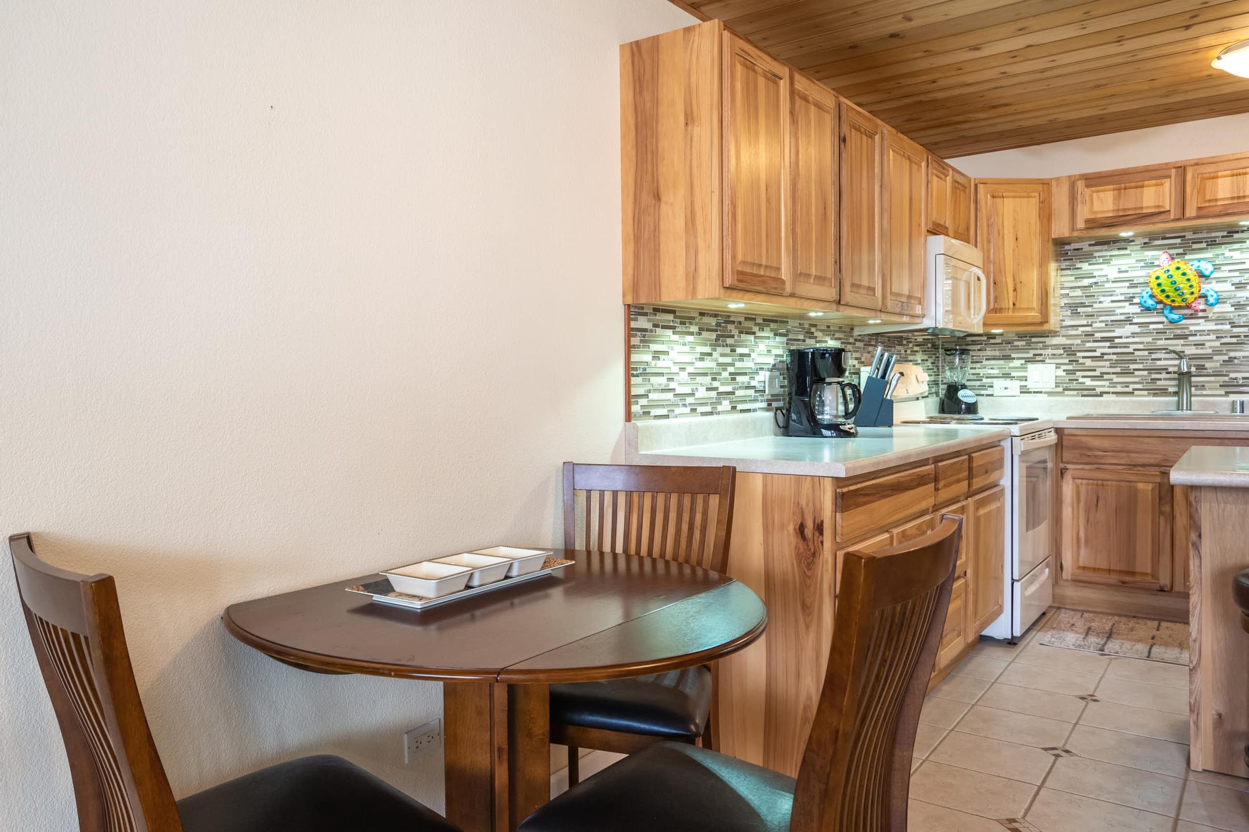 Condo in Kihei · ★4.93 · 1 bedroom · 2 beds · 2 shared baths - Image 8