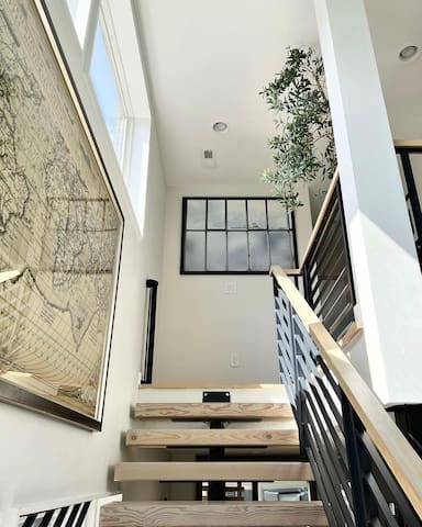 Entire Luxury Home I Sleeps 8 I 10min to Downtown gallery image 3