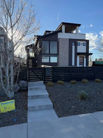 Entire Luxury Home I Sleeps 8 I 10min to Downtown gallery image 5