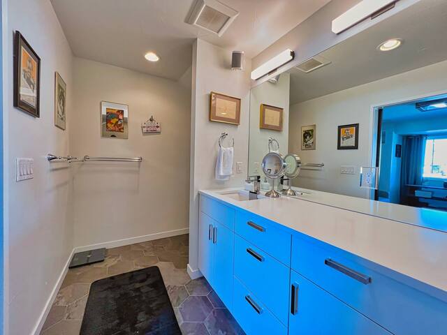 Entire Luxury Home I Sleeps 8 I 10min to Downtown gallery image 4