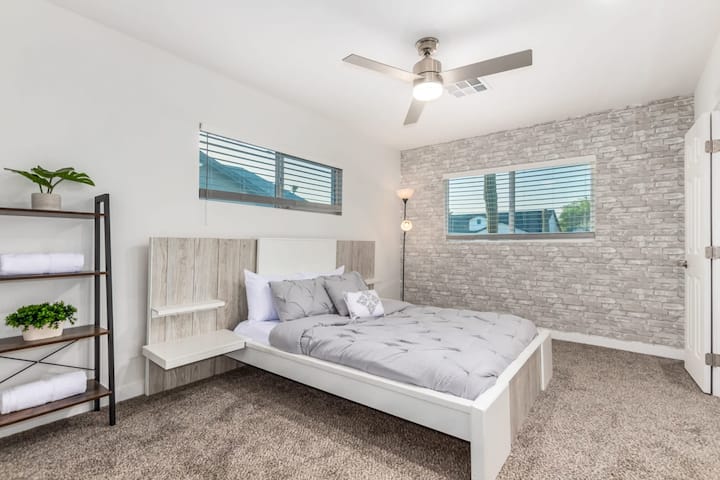 Dormitorio 2, cama tamaño queen, baño privado 2.